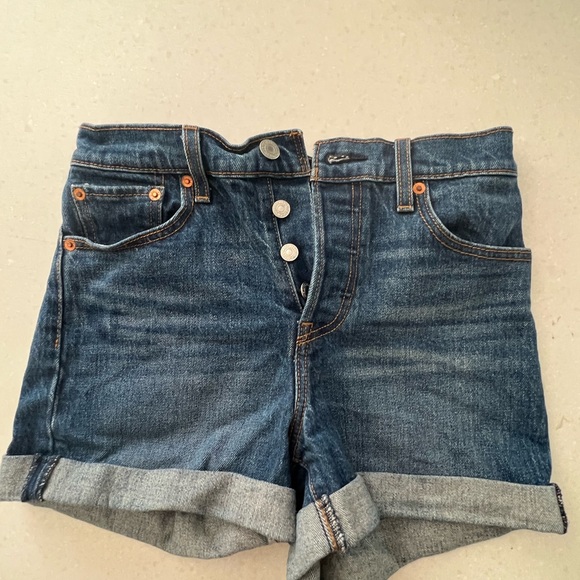 Barely worn Levi’s Shorts | Size 25 - Picture 6 of 6